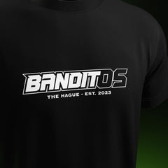 Close-up van wit Banditos logo met tekst ‘The Hague – EST. 2023’ op zwart T-shirt
