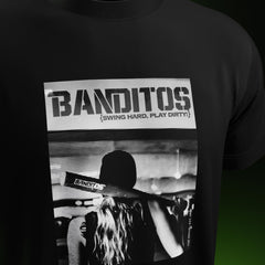 Close-up van Banditos print met persoon van achter en baseball-bat op zwart T-shirt