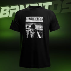 Voorzijde van zwart T-shirt met grote Banditos print van persoon met baseball-bat