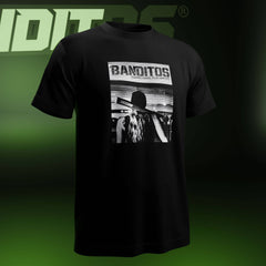 Zijaanzicht van zwart T-shirt met grote Banditos print van persoon met baseball-bat
